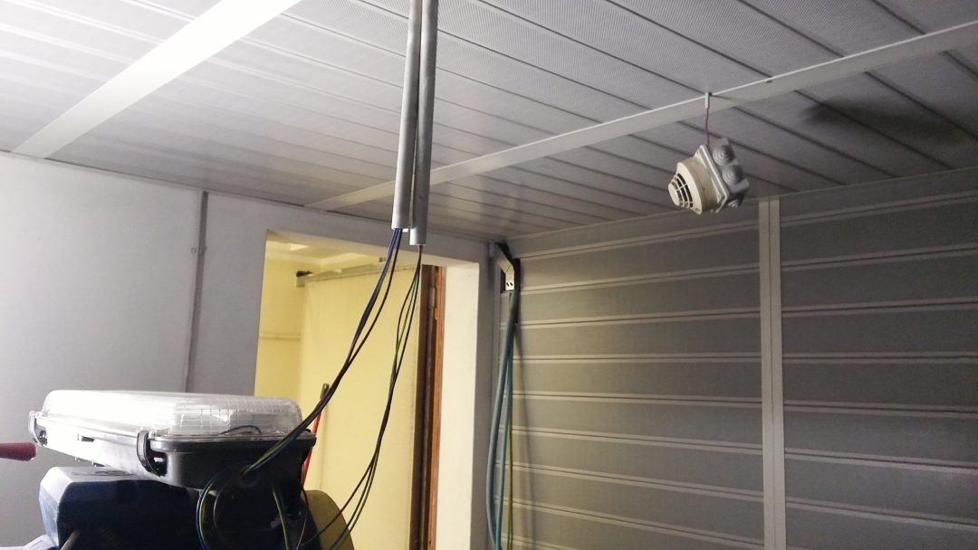 Isolamento acustico locale ascensore, con rivestimento parete soffitto fonoisolante sitema ecoplas