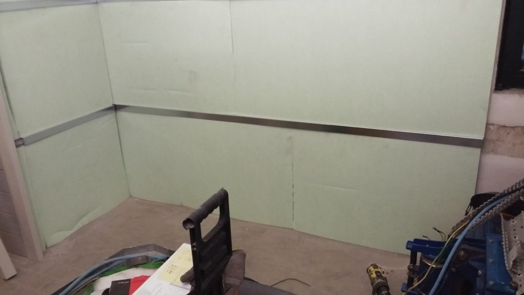 Isolamento acustico locale ascensore, prima fase fissaggio distanziali e fonoassorbente