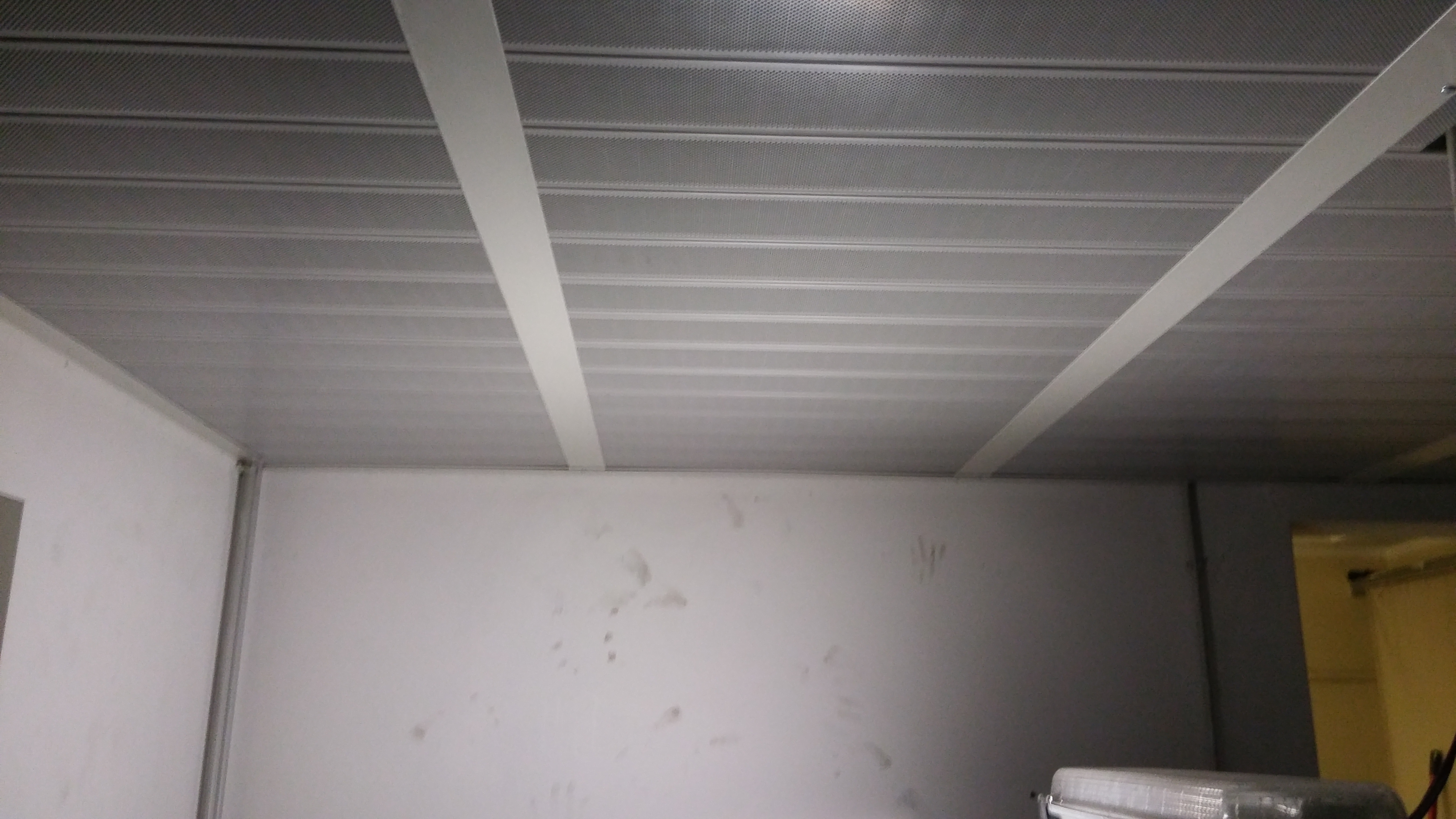 Isolamento acustico locale ascensore, rivestimento fonoisolante soffitto sistema ecoplas