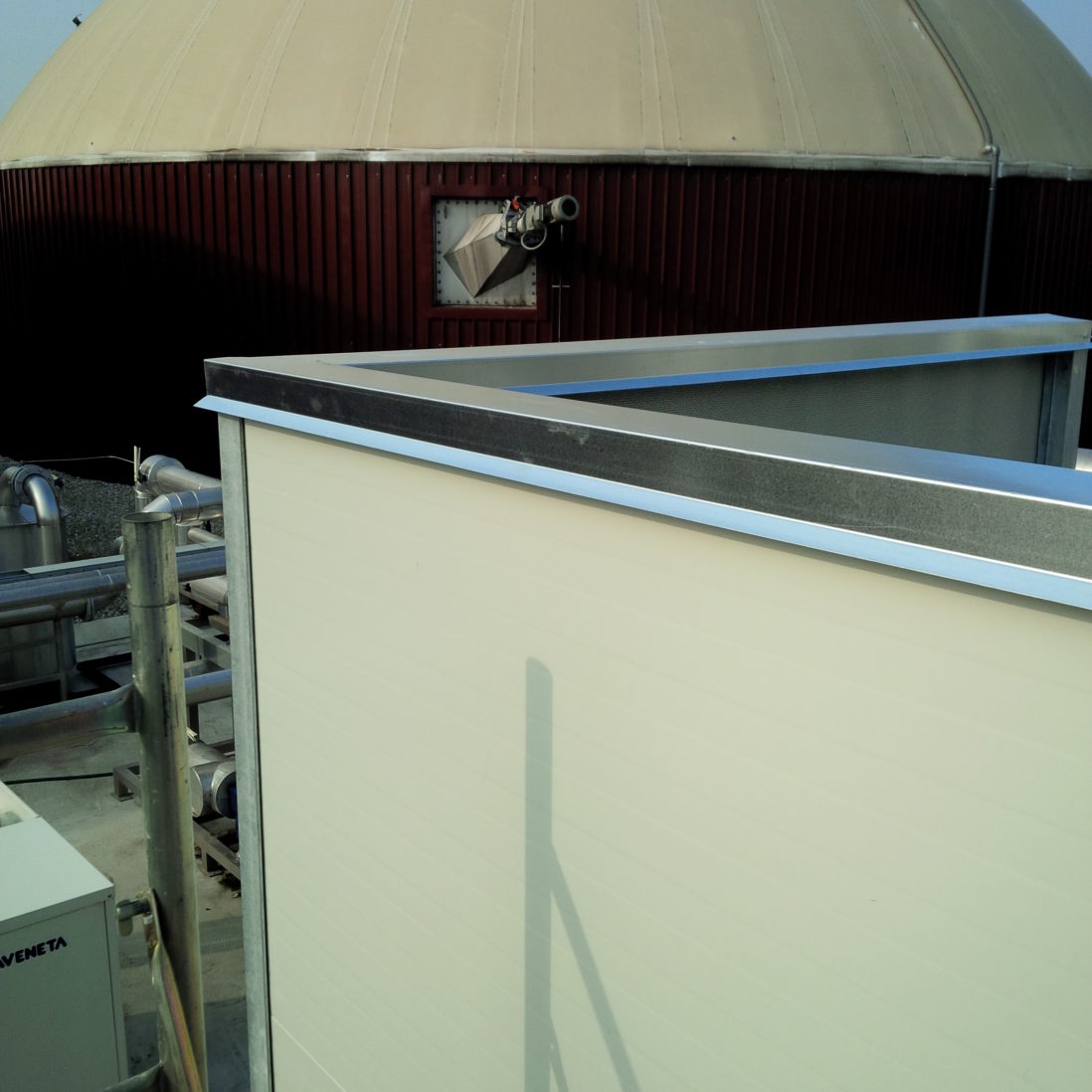 Pannelli fonoassorbenti e fonoisolanti in acciaio, per schermatura acustica, particolare chiusura superiore