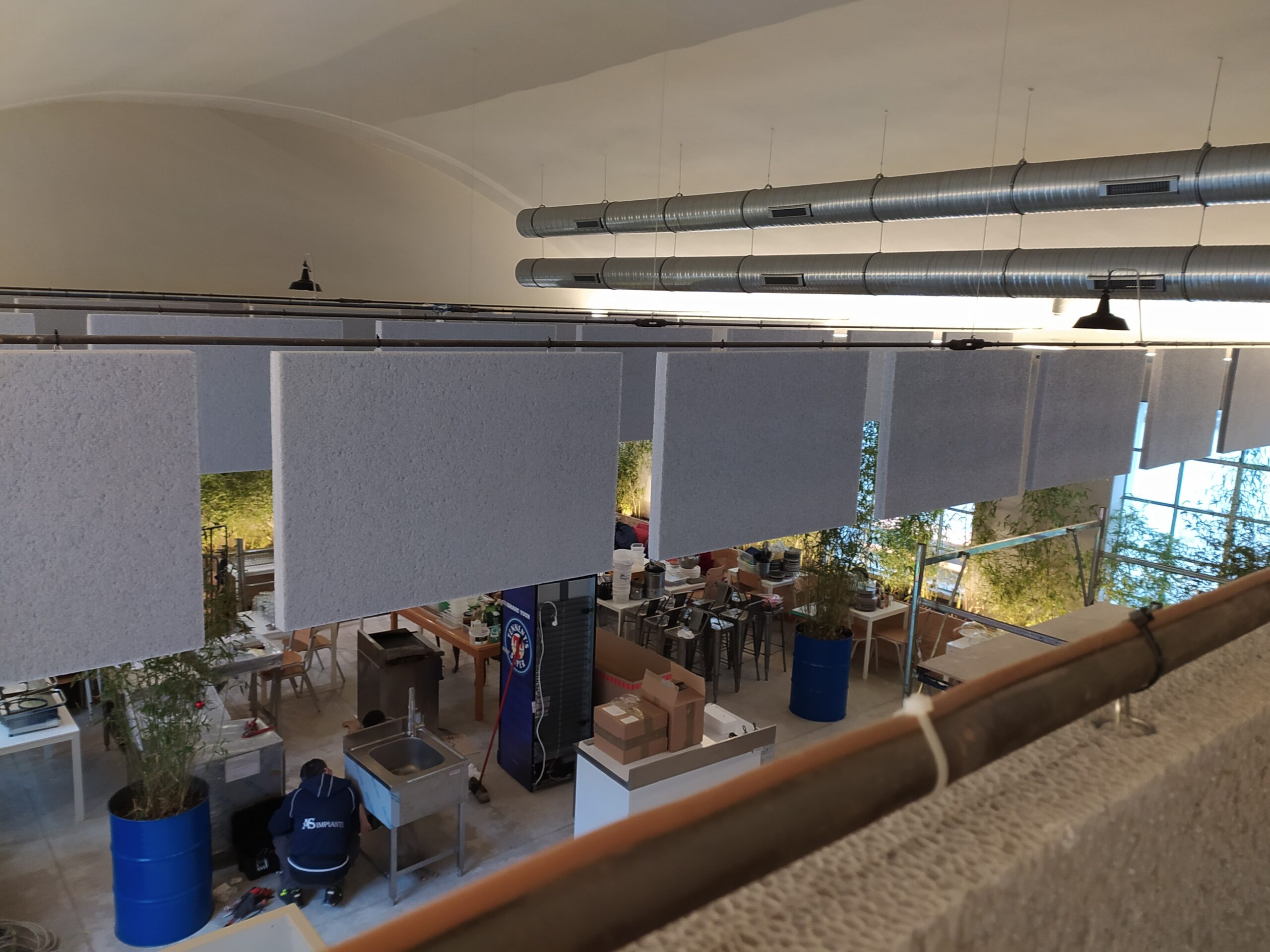 Correzione acustica milano, in fase di montaggio, vista dall'alto 2