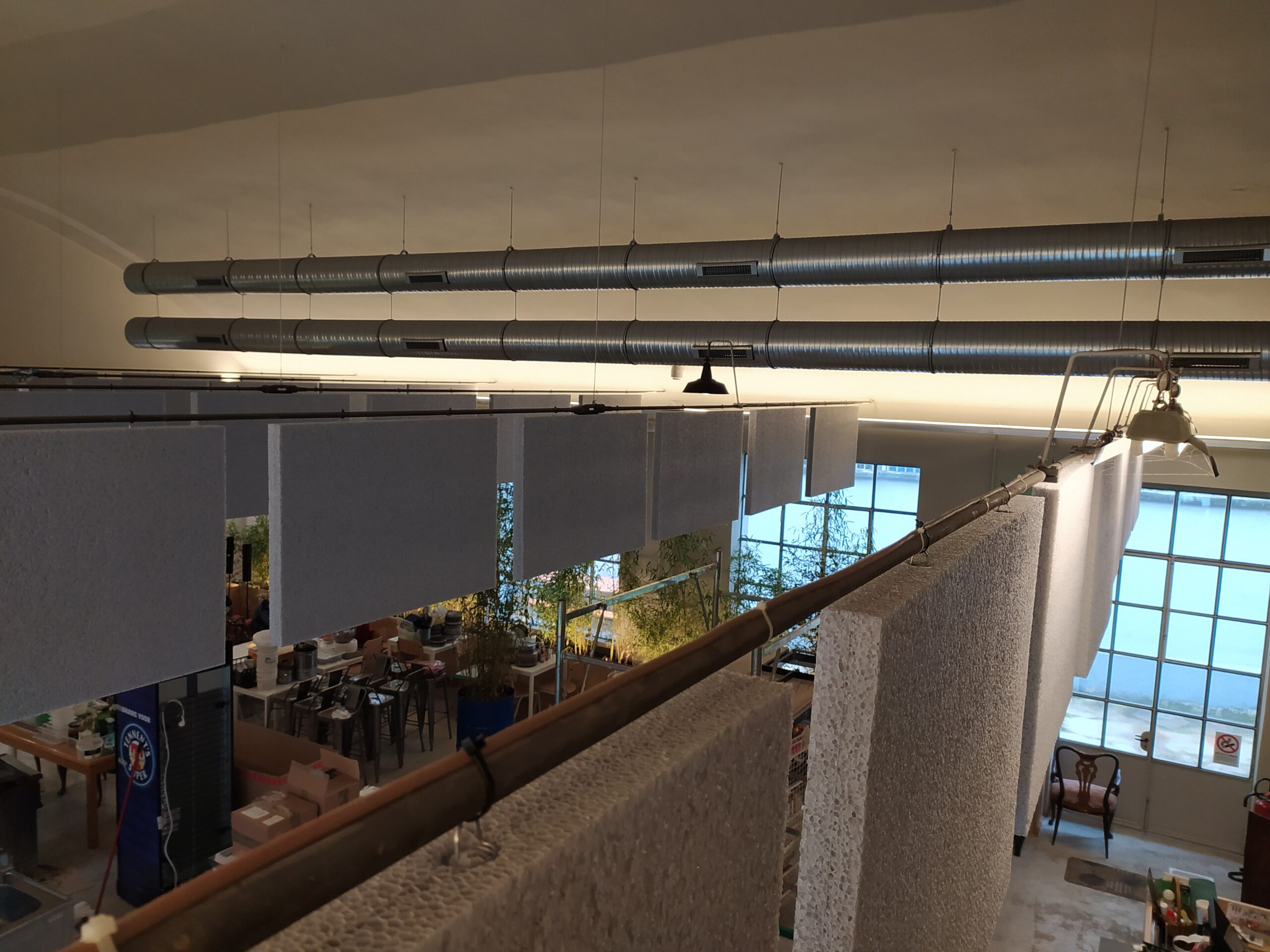 Correzione acustica milano, in fase di montaggio, vista dall'alto