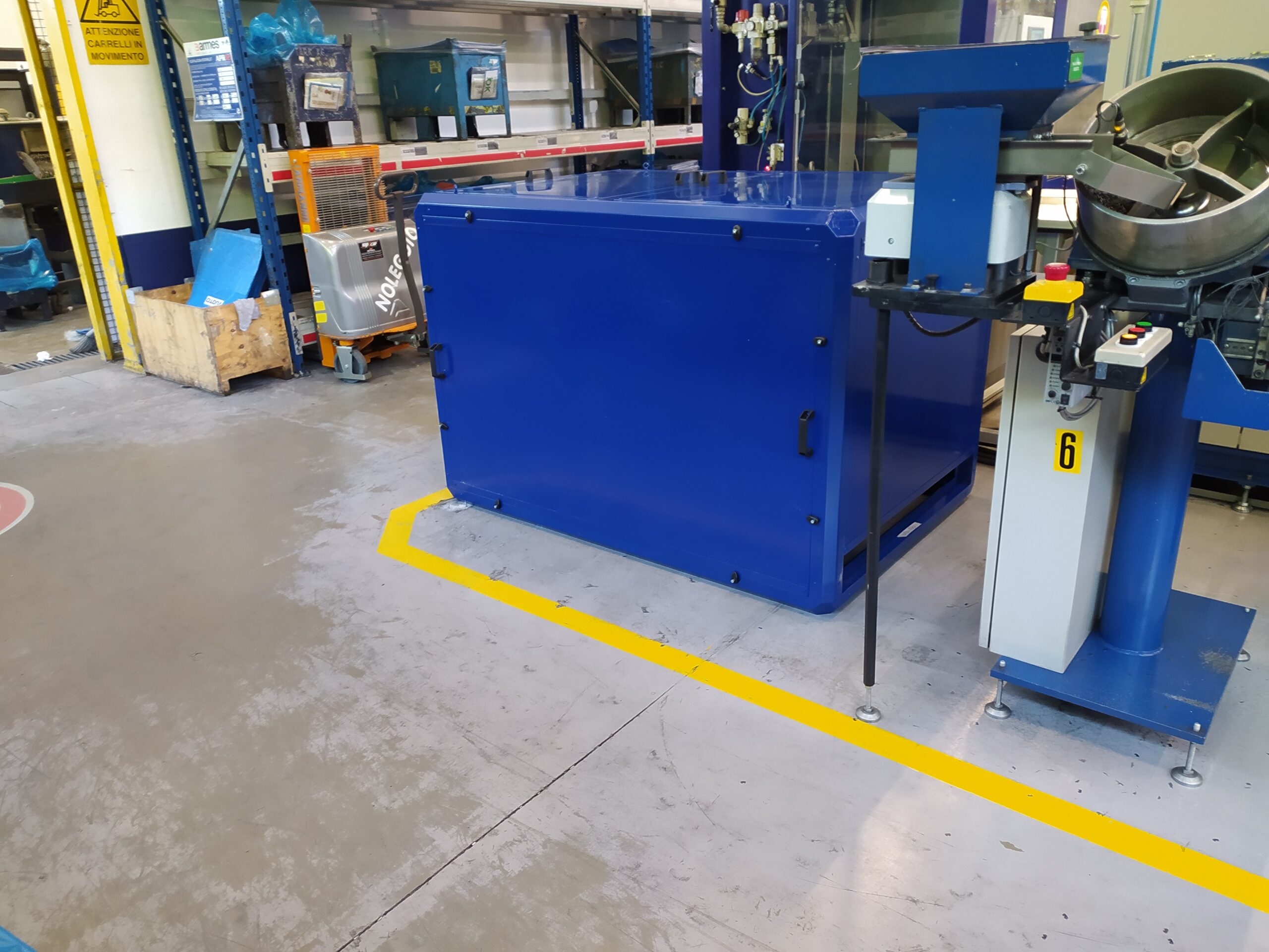 Cabina silente, struttura e pannelli verniciati, in opera