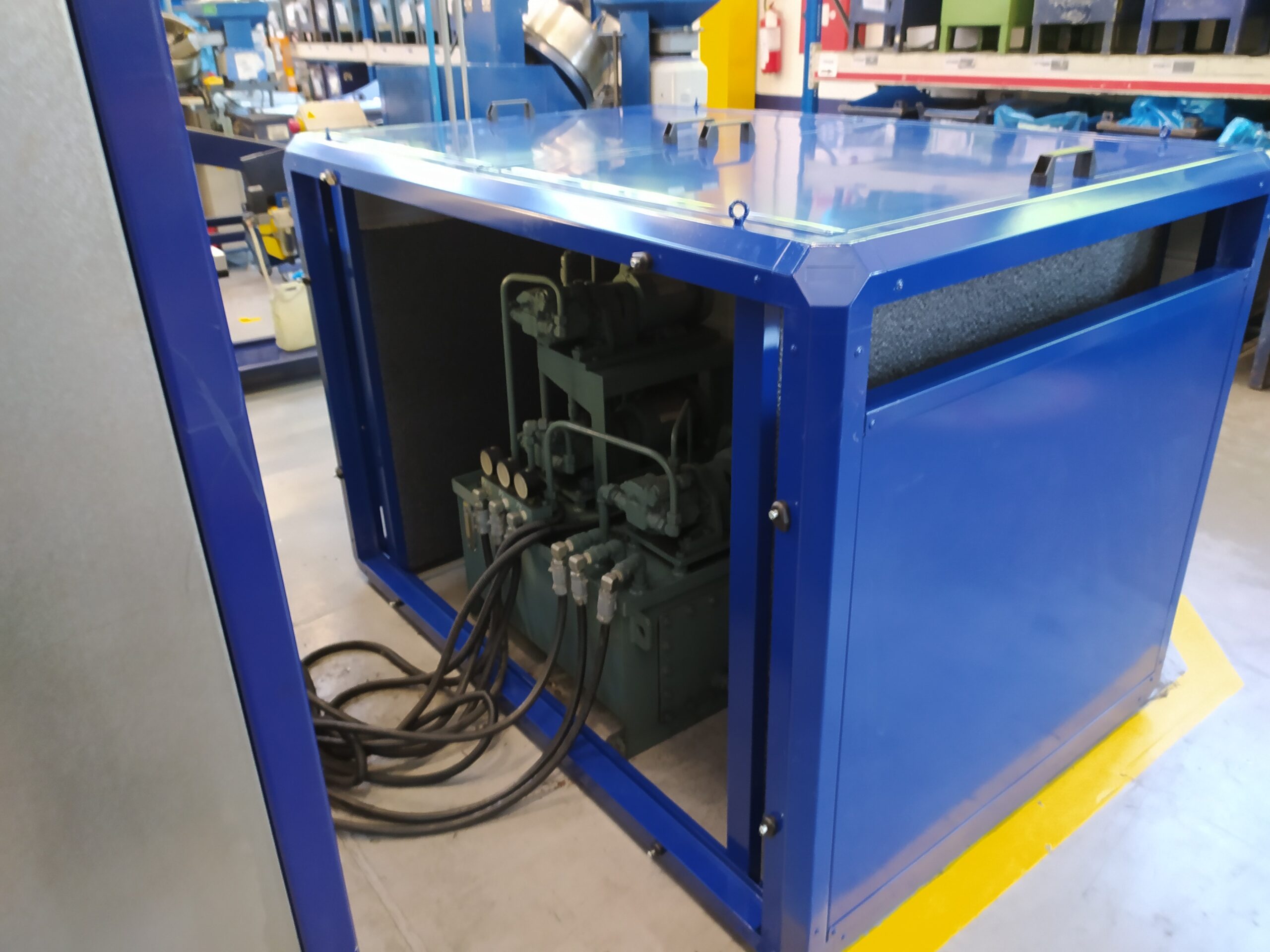 Cabina silente, struttura e pannelli verniciati, in opera,3