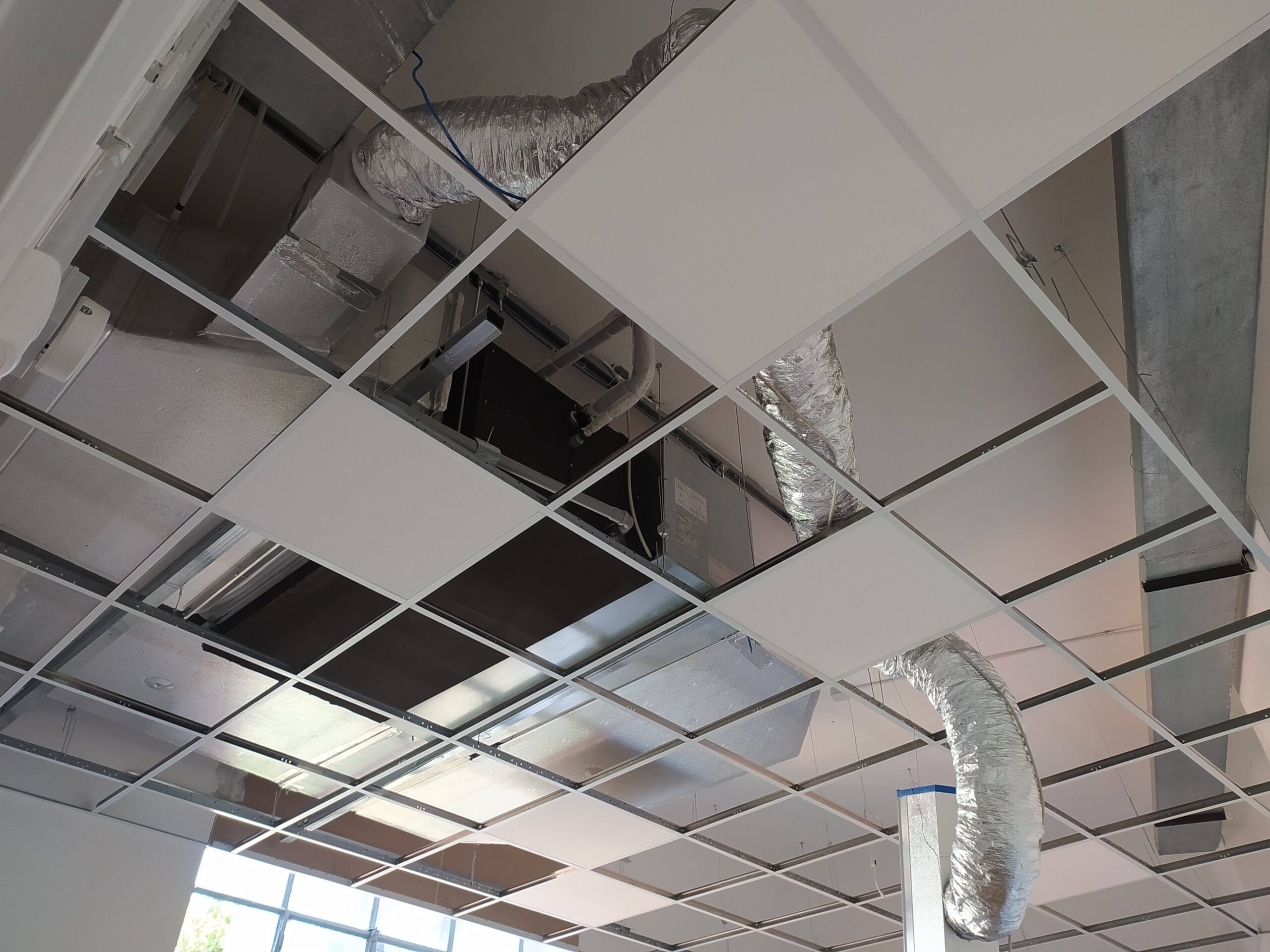 Controsoffitto fonoisolante, struttura e pannelli