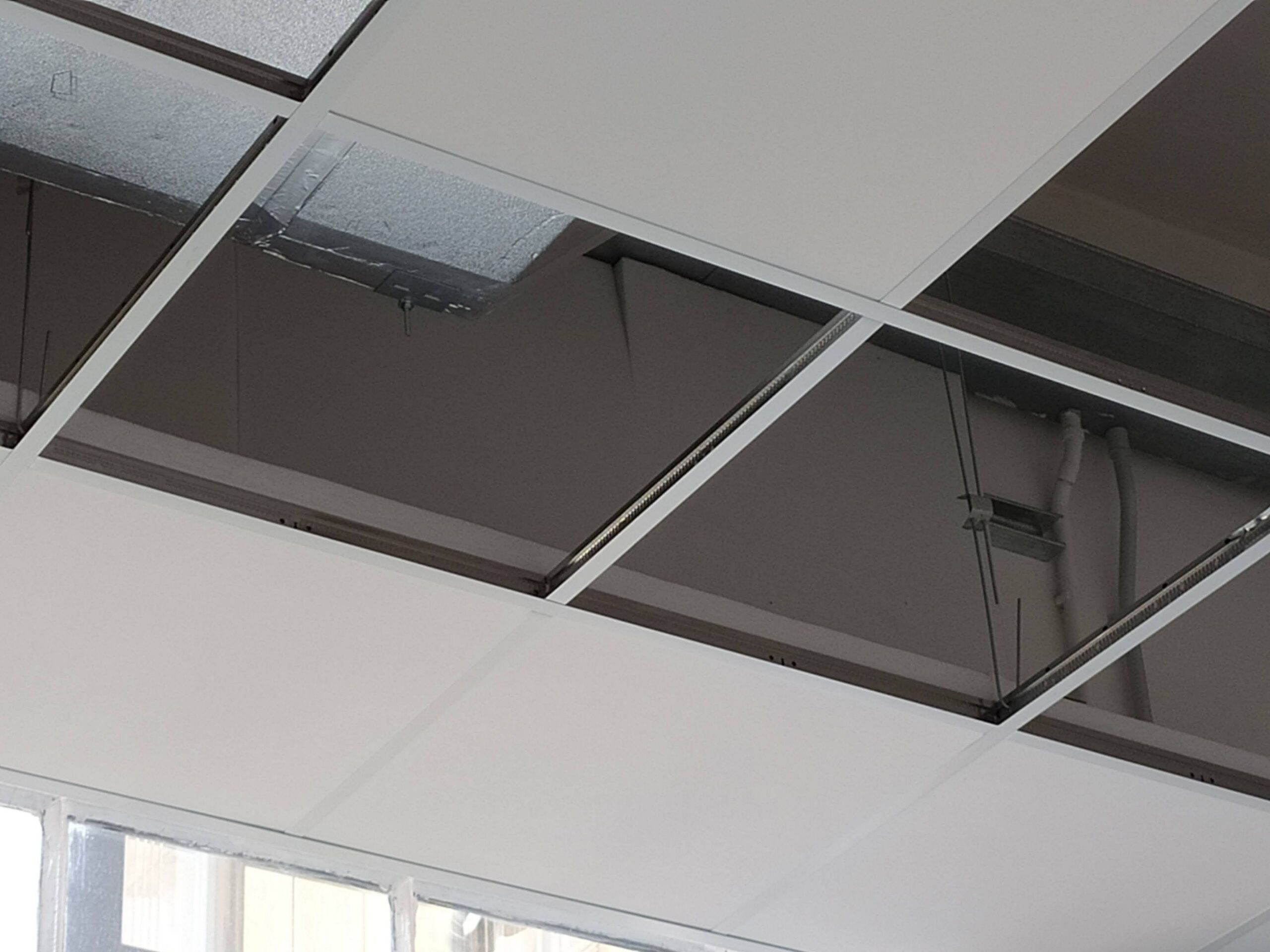 Controsoffitto fonoisolante, struttura, intercapedine con pannelli fonoassorbenti