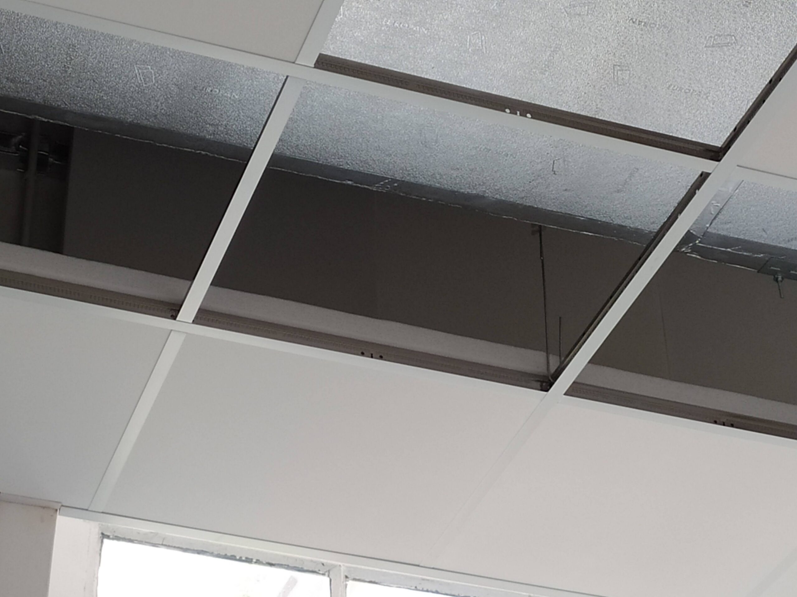 Controsoffitto fonoisolante, struttura, intercapedine con pannelli fonoassorbenti,2