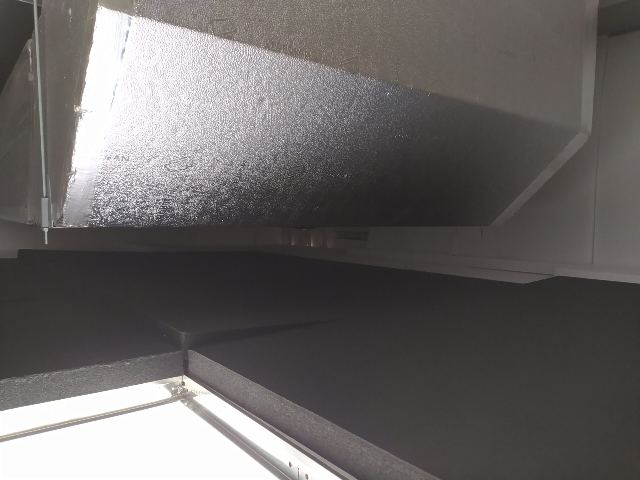 Controsoffitto fonoisolante, struttura, intercapedine con pannelli fonoassorbenti,3