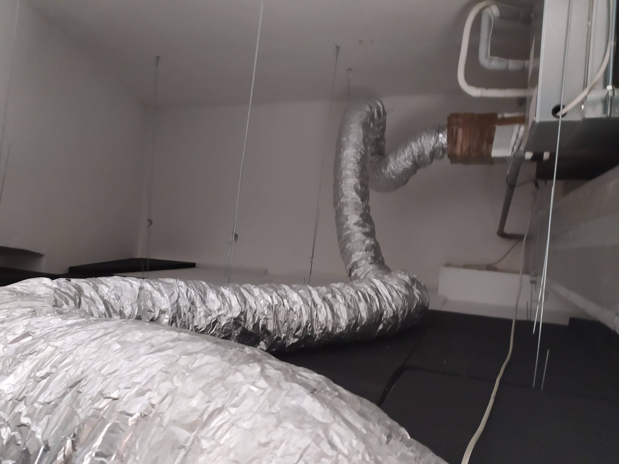 Controsoffitto fonoisolante, struttura, intercapedine con pannelli fonoassorbenti,4