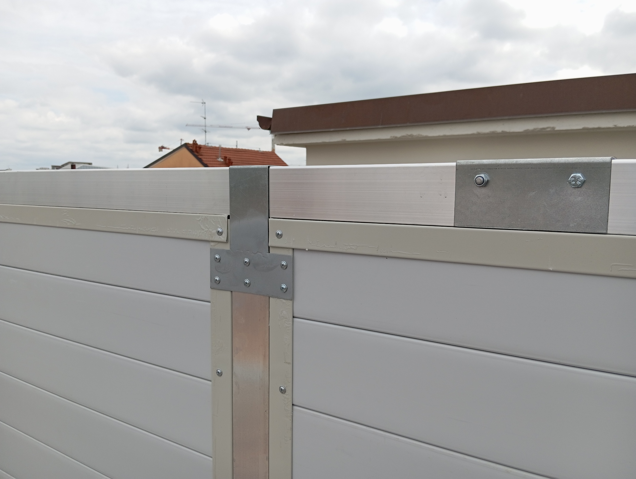 Montaggio struttura e pannelli schermatura acustica milano, particolare