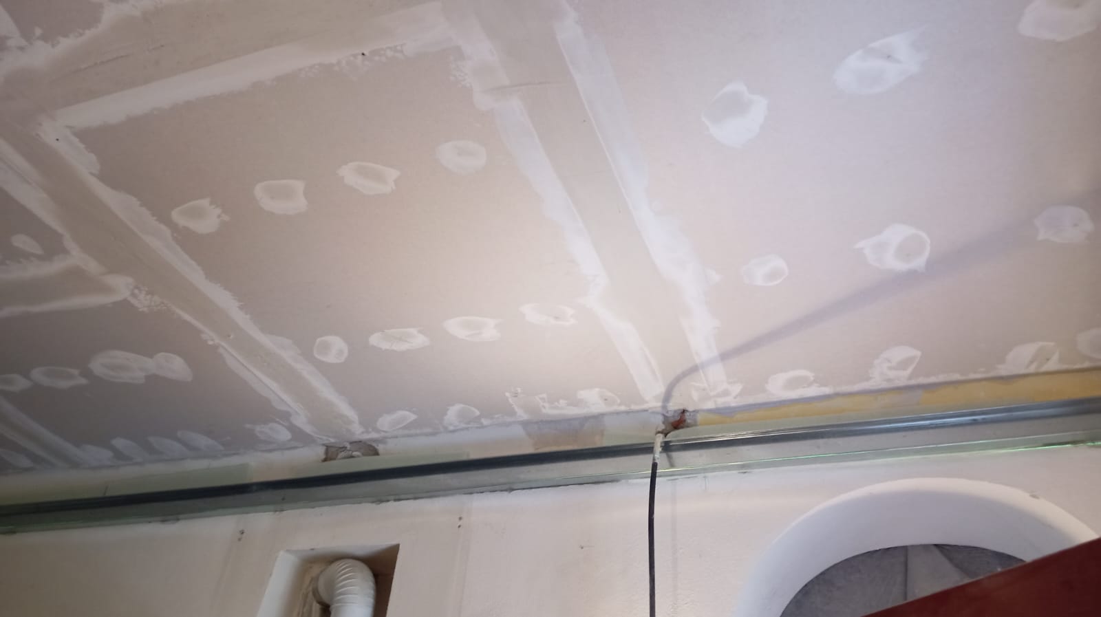 Isolamento acustico, primo controsoffitto, chiusura con lastre, prima mano rasatura