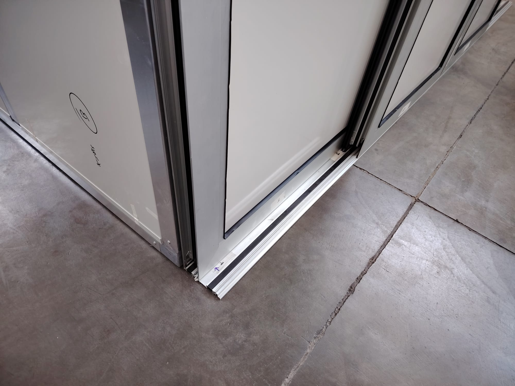 Cabina silente, vista esterna, particolare guida inferiore